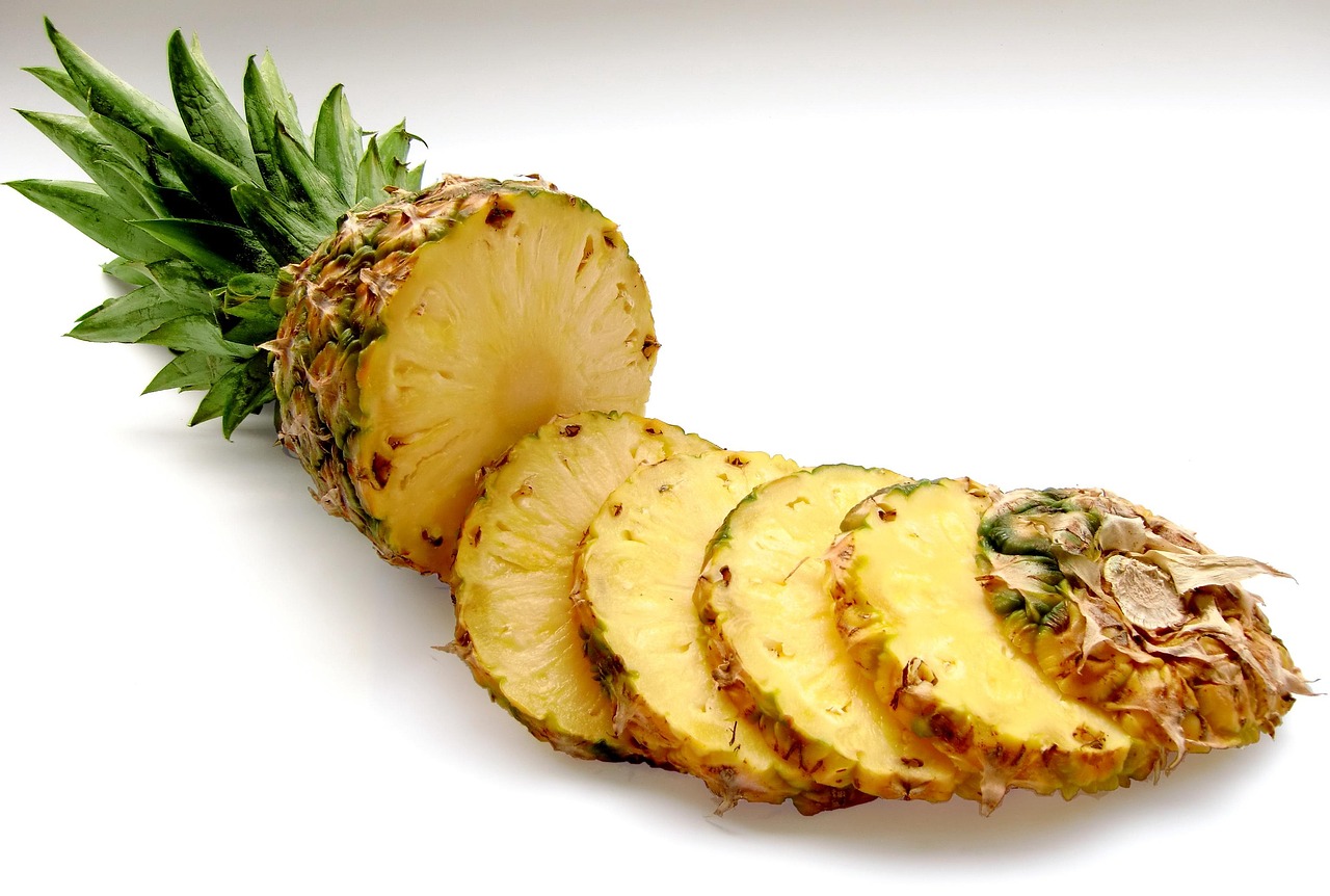 The Definitive 2025 Guide to Pineapple Health Benefits: Bromelain, Nutrition, and Safety